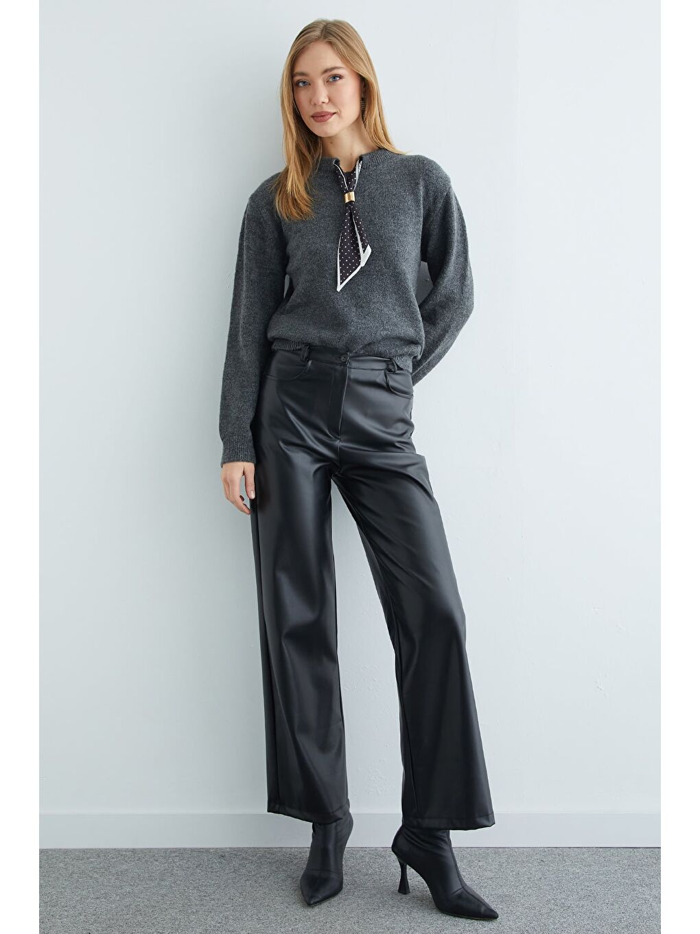 Antrasit Fular Detaylı Bisiklet Yaka Triko Kazak-2