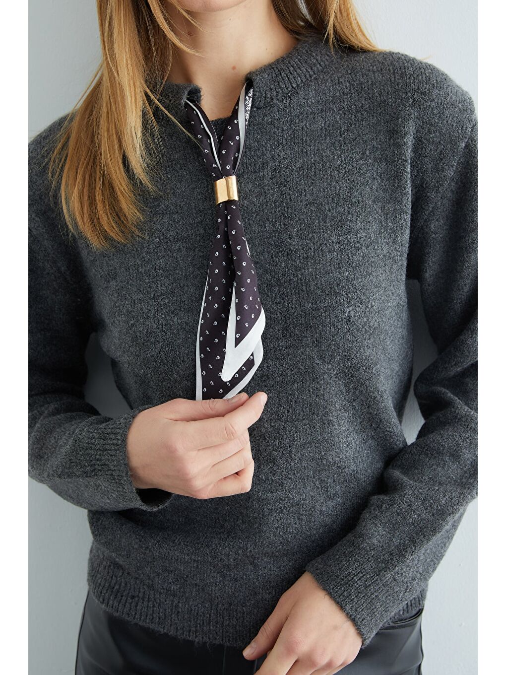 Antrasit Fular Detaylı Bisiklet Yaka Triko Kazak-3