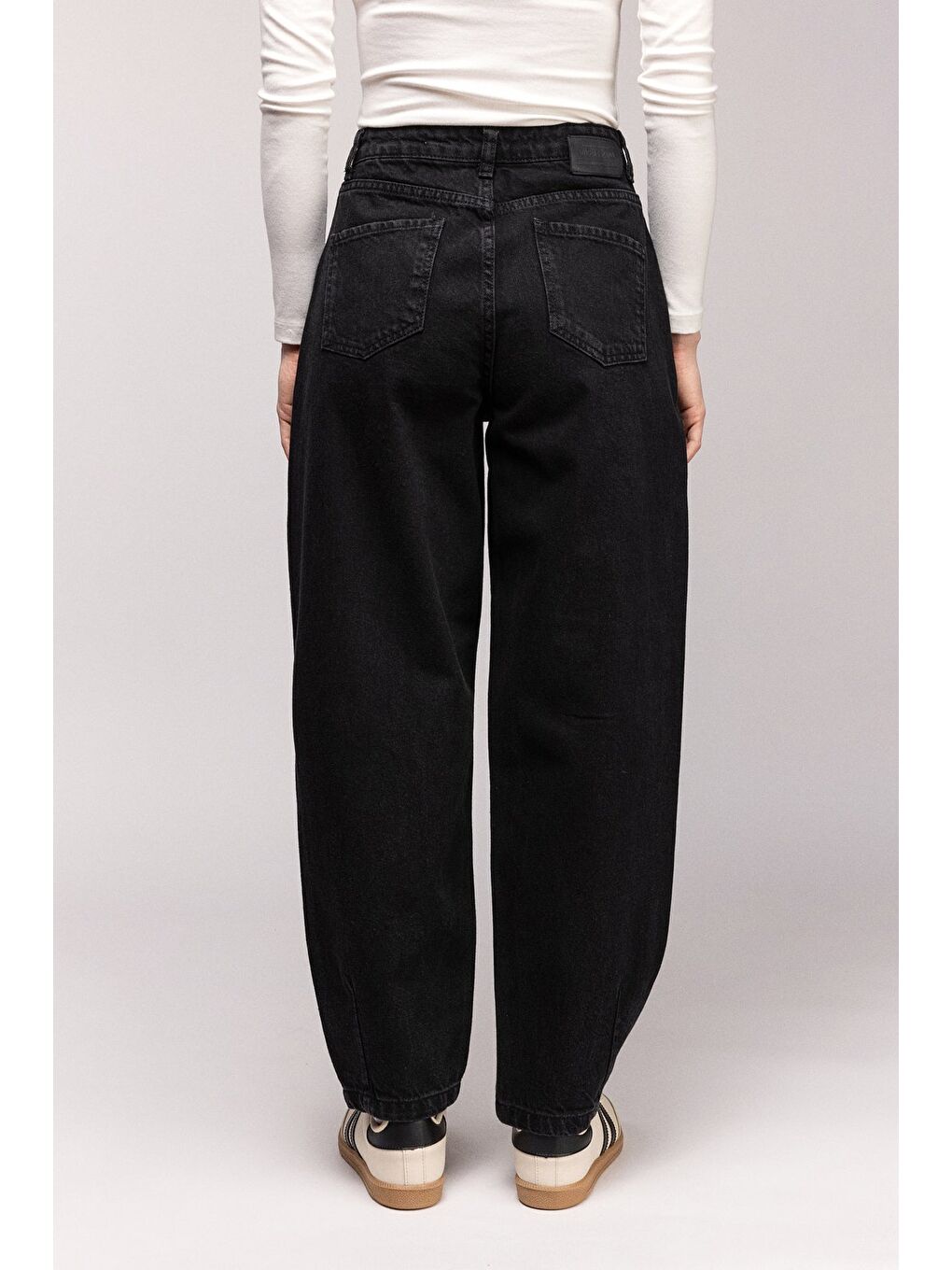 Siyah Kadın Yüksek Bel Relaxed Fit Mom Jean Pantolon - Pileli-2