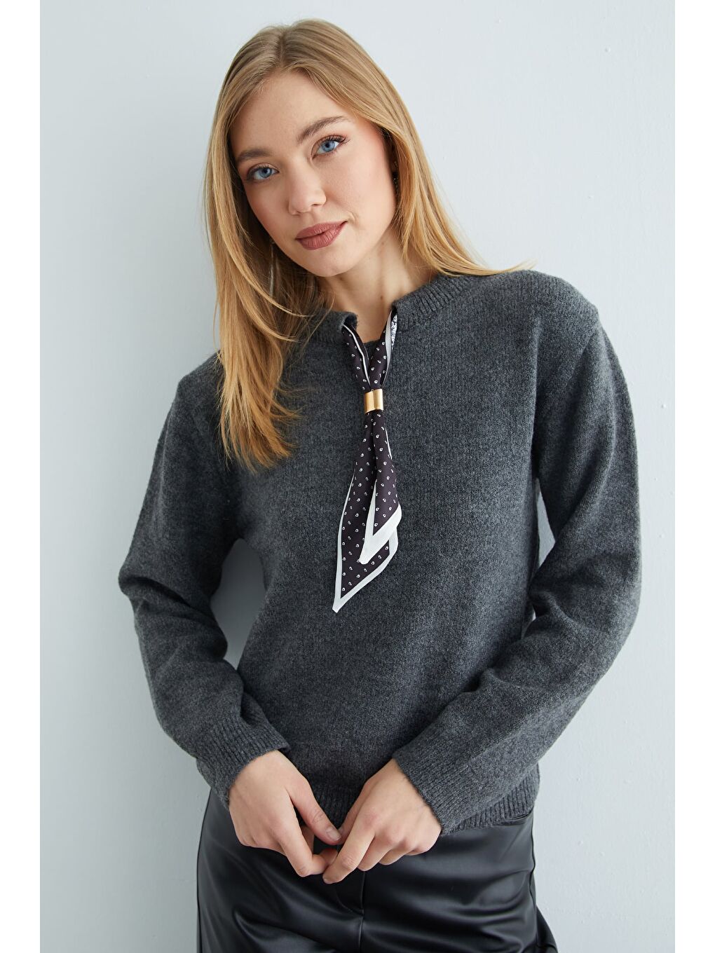 Antrasit Fular Detaylı Bisiklet Yaka Triko Kazak-4