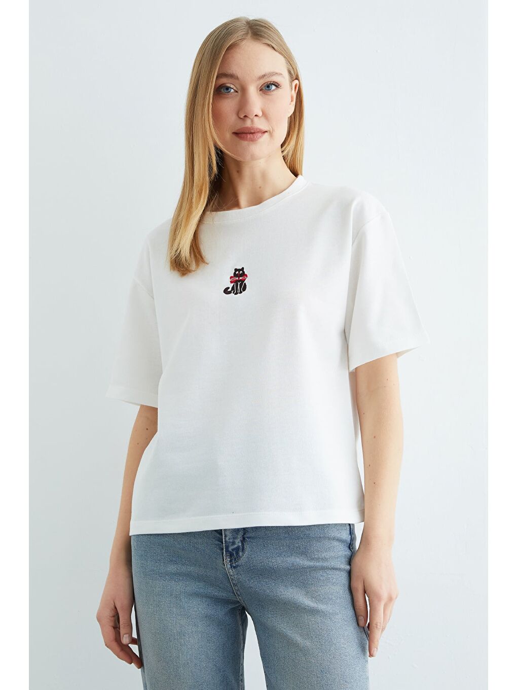 Beyaz Kedi Nakışlı Bisiklet Yaka Salaş Tişört