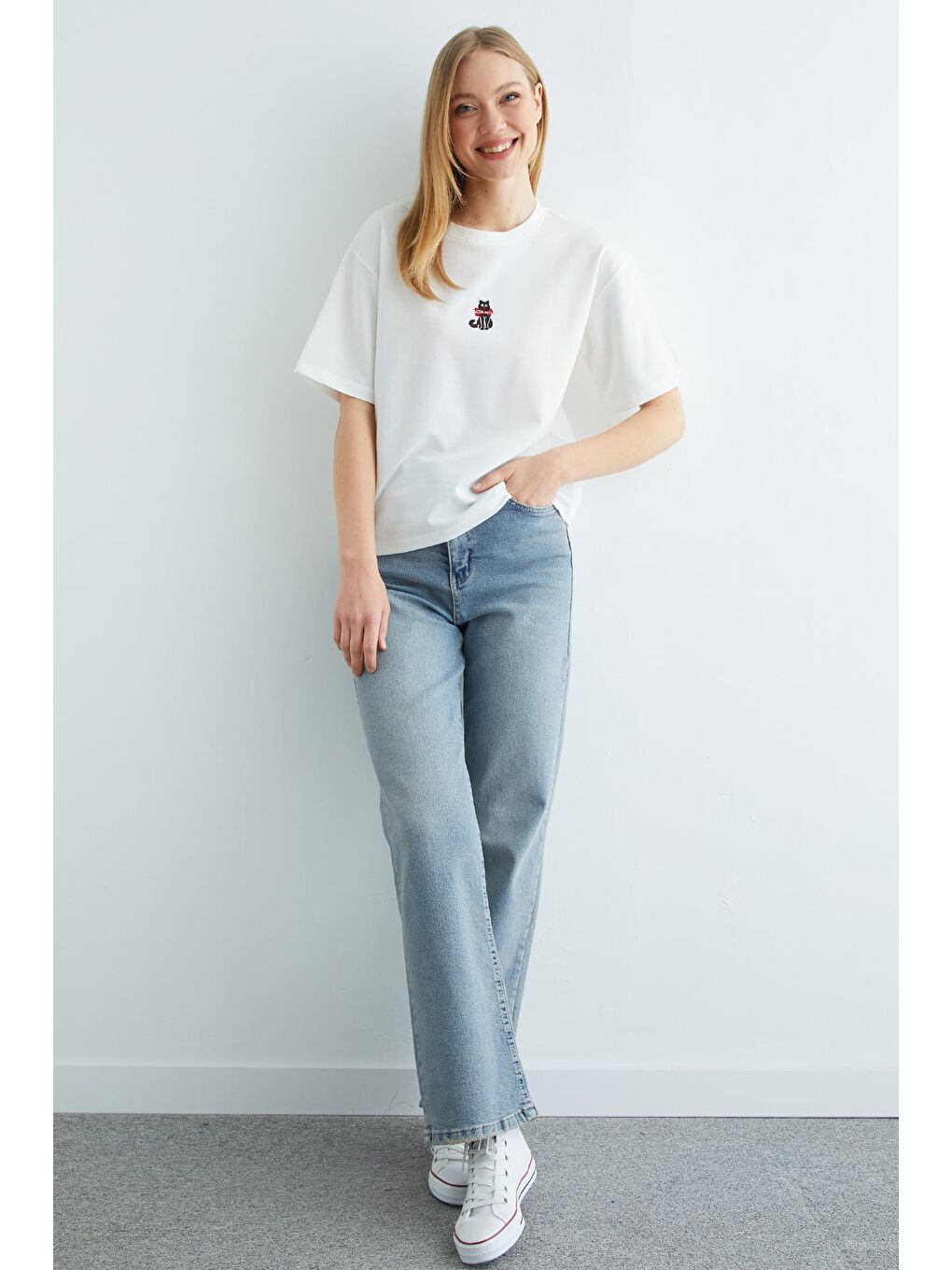 Beyaz Kedi Nakışlı Bisiklet Yaka Salaş Tişört-1