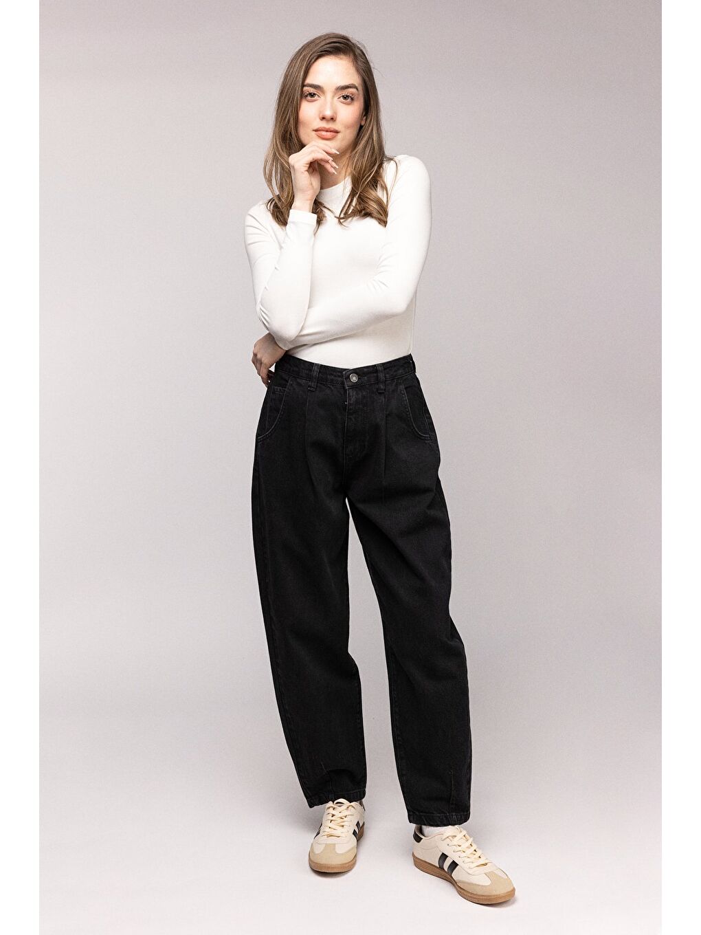 Siyah Kadın Yüksek Bel Relaxed Fit Mom Jean Pantolon - Pileli-3