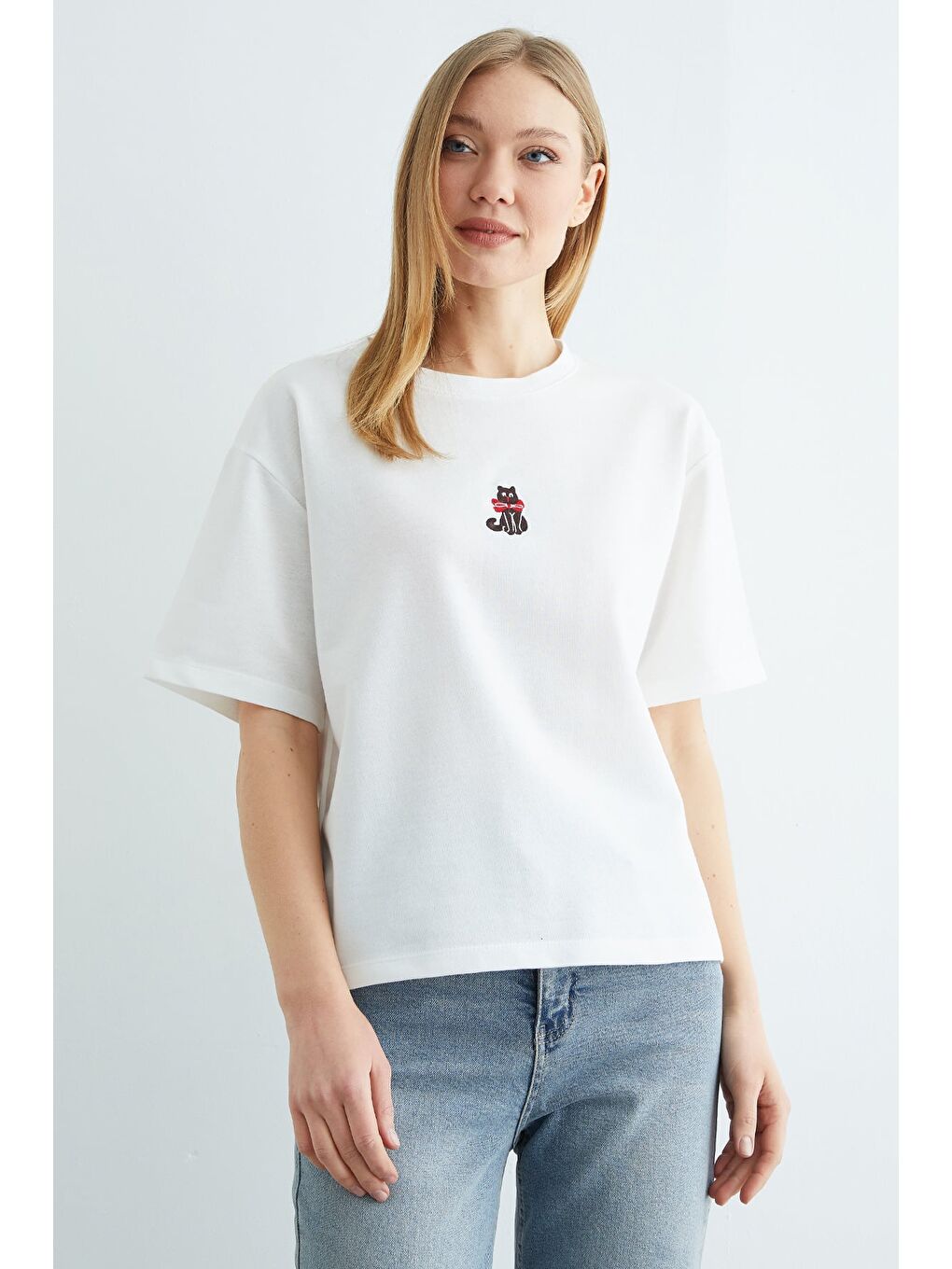 Beyaz Kedi Nakışlı Bisiklet Yaka Salaş Tişört-2