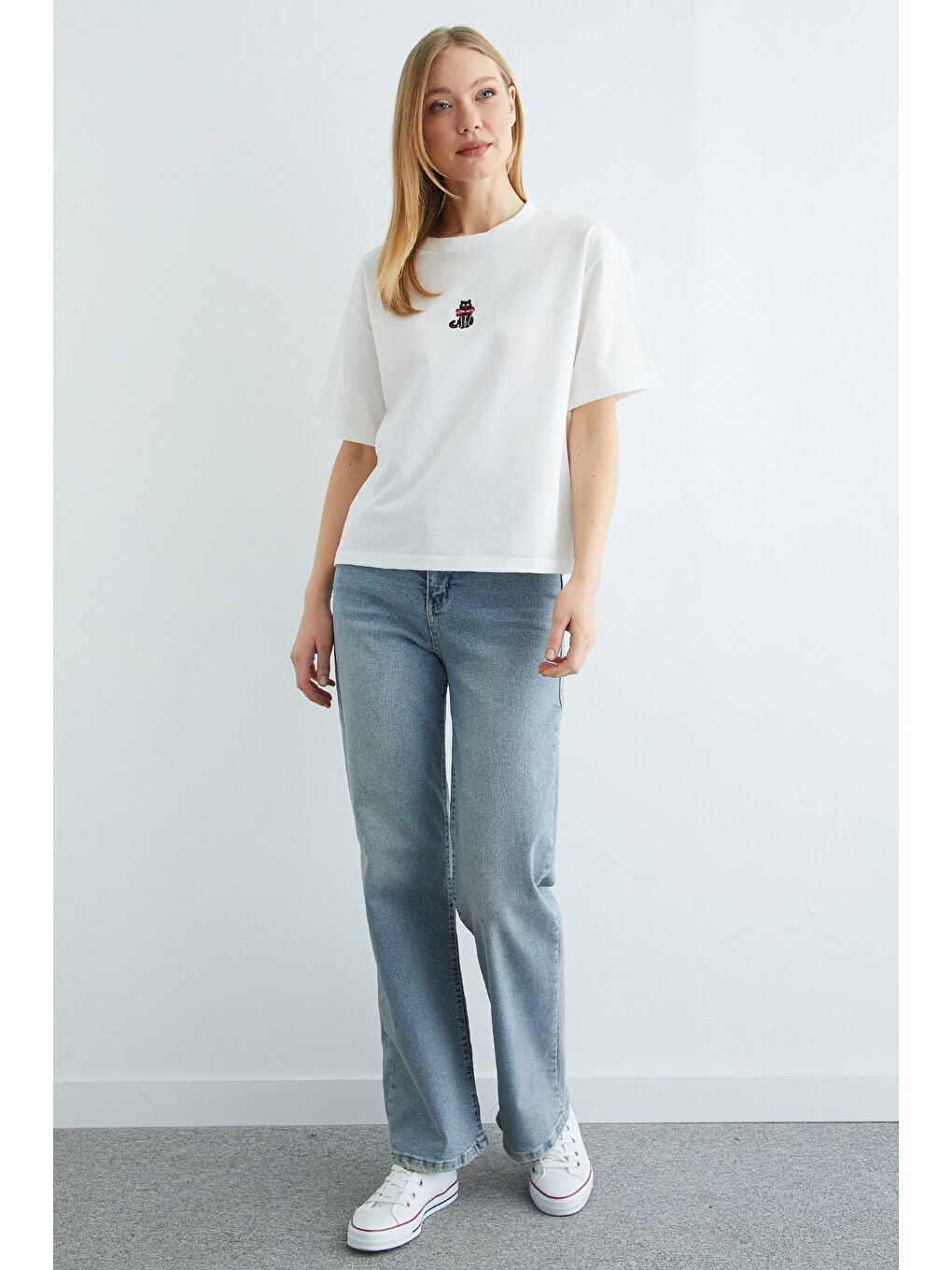 Beyaz Kedi Nakışlı Bisiklet Yaka Salaş Tişört-3