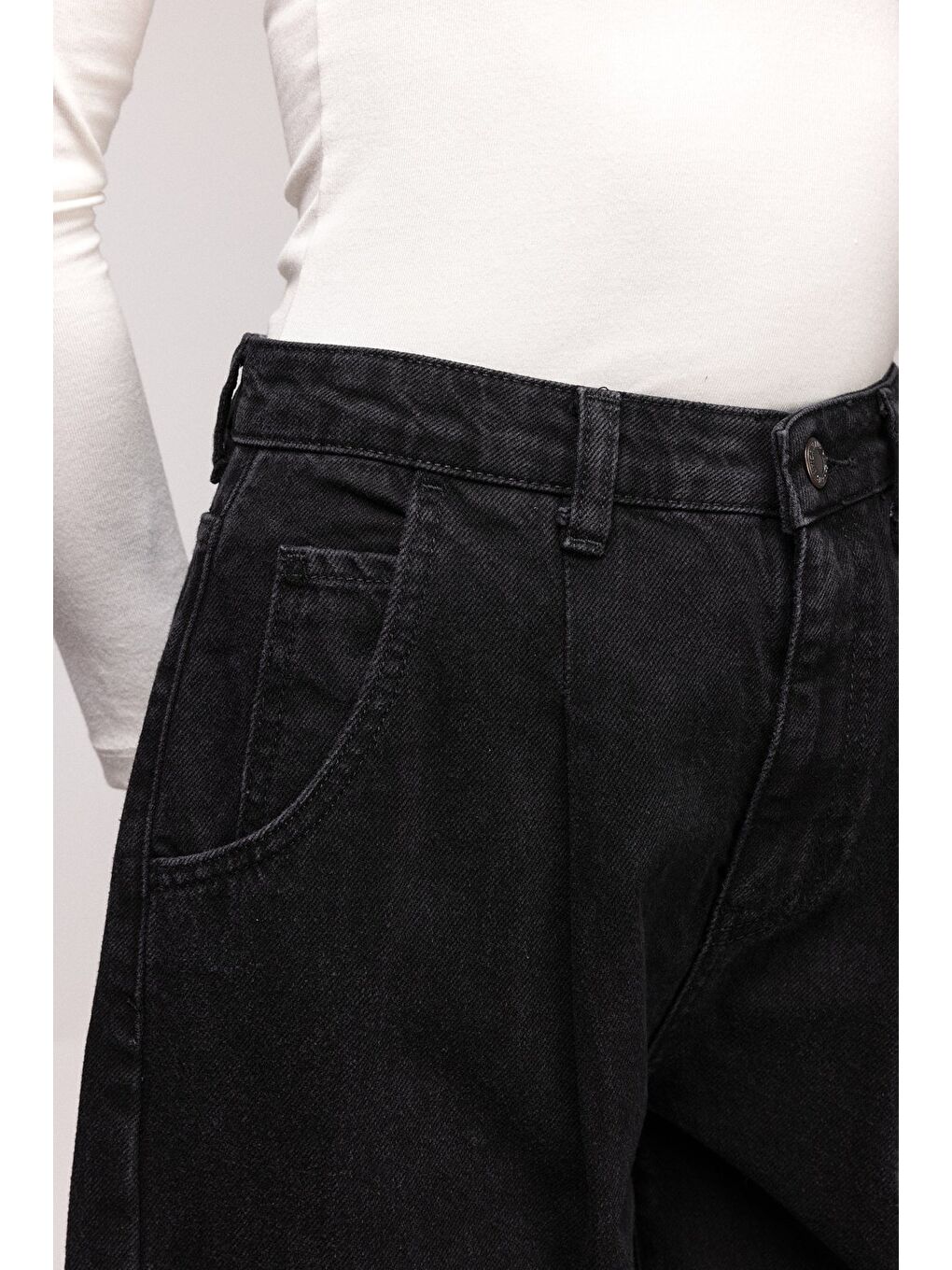 Siyah Kadın Yüksek Bel Relaxed Fit Mom Jean Pantolon - Pileli-4