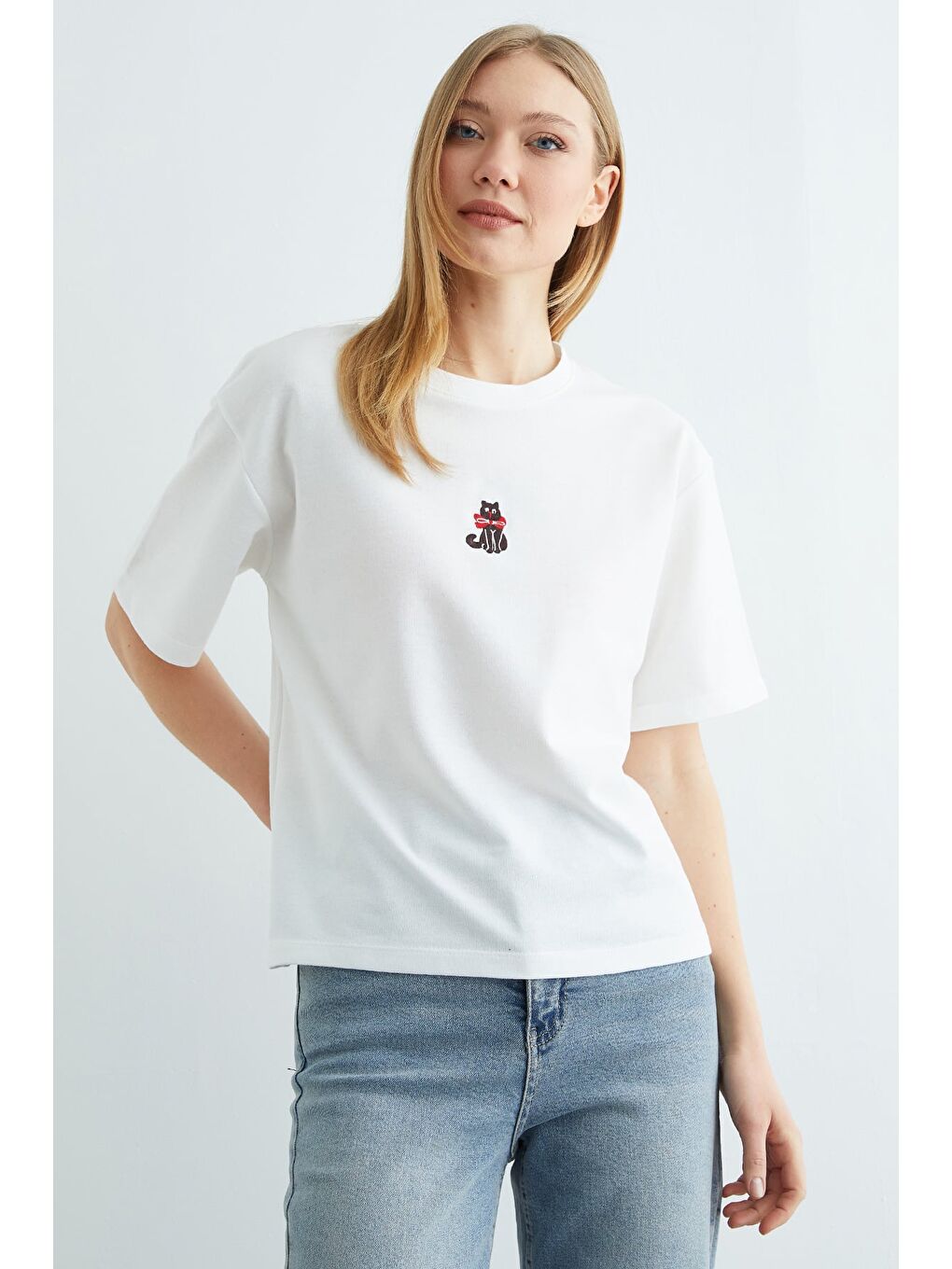 Beyaz Kedi Nakışlı Bisiklet Yaka Salaş Tişört-4