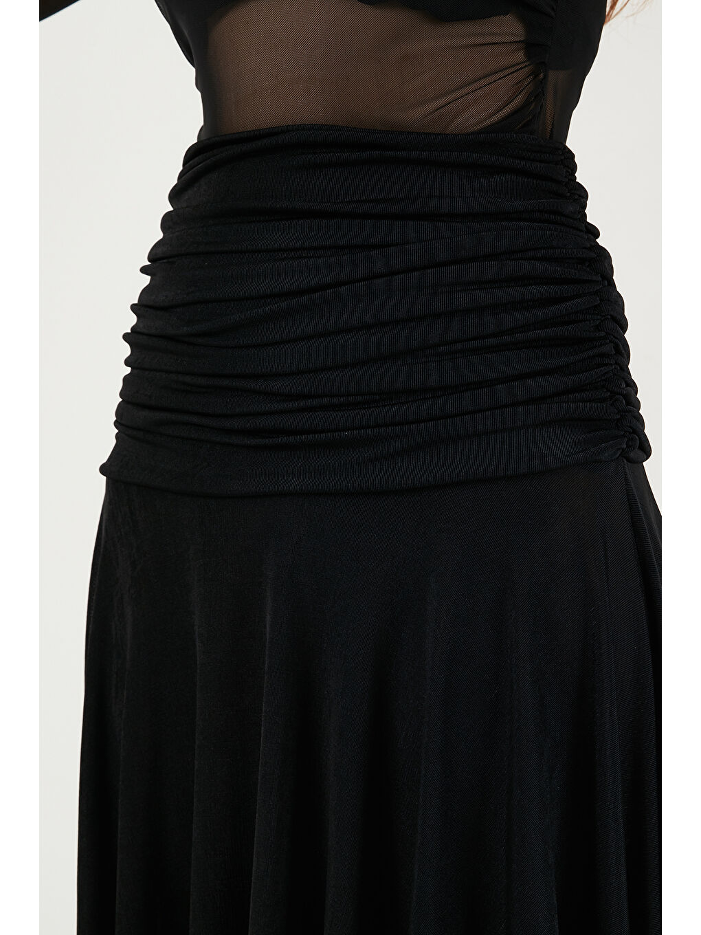 Siyah Asimetrik Kesim Drape Detaylı Yırtmaçlı Midi Boy Etek 6833366-5