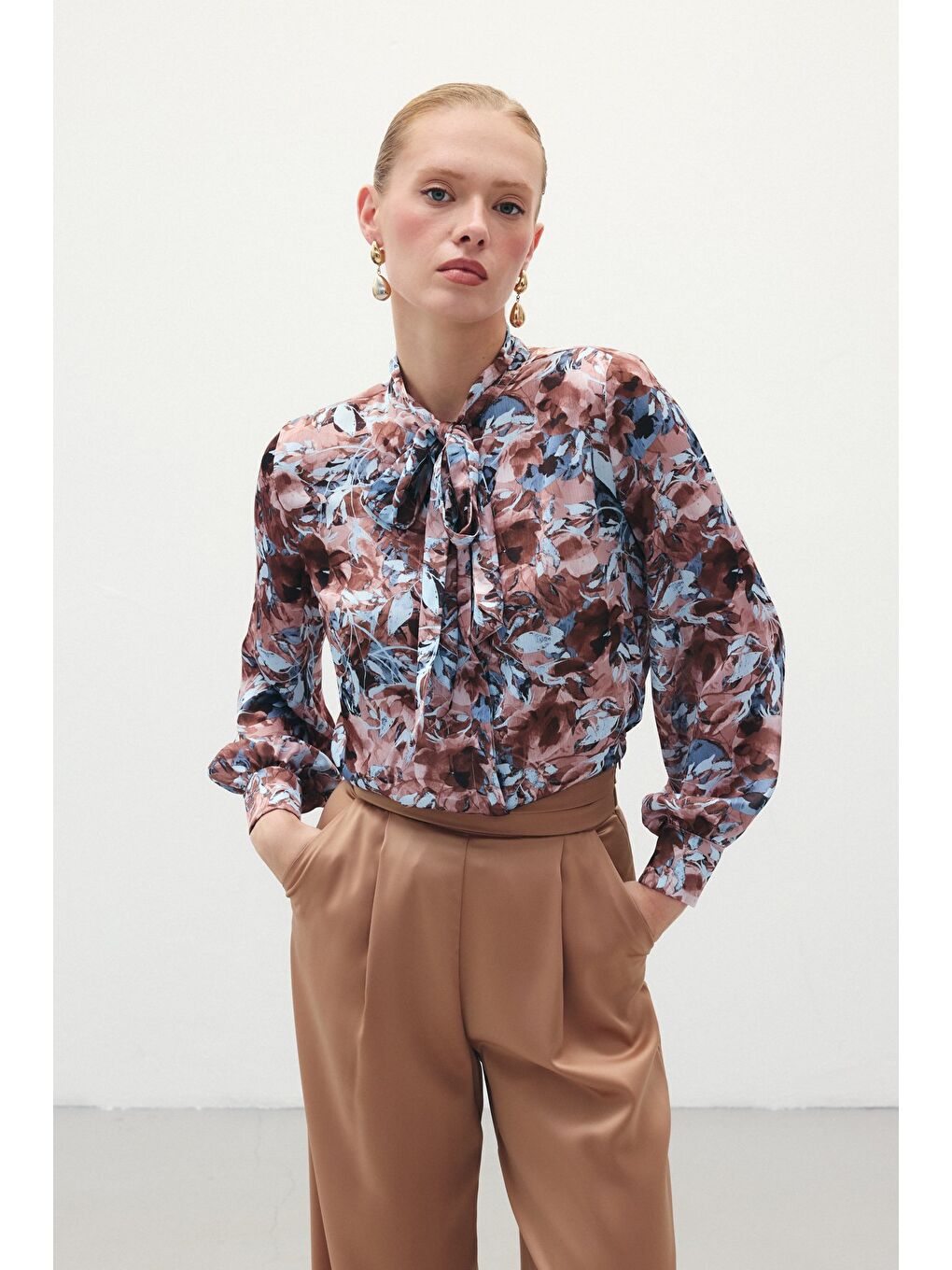 Kahverengi Desenli Fular Yaka Gömlek - Kahve-1