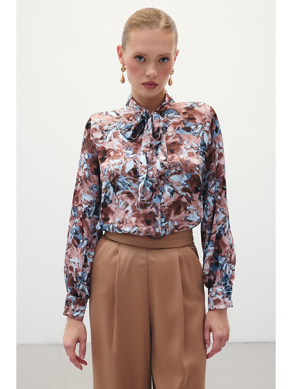 Kahverengi Desenli Fular Yaka Gömlek - Kahve-2