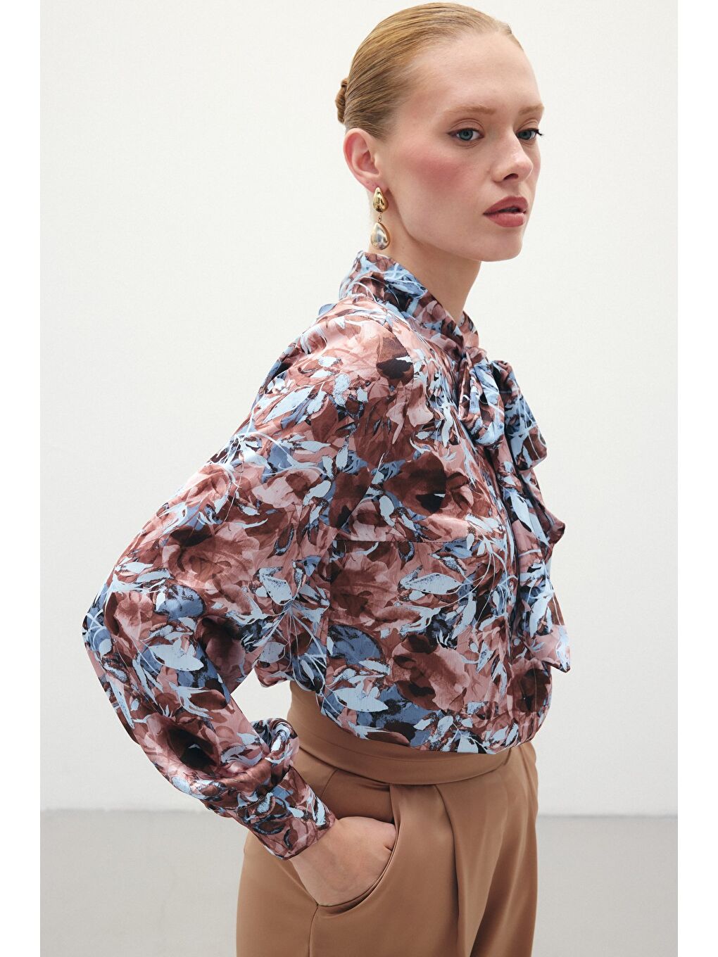 Kahverengi Desenli Fular Yaka Gömlek - Kahve-3