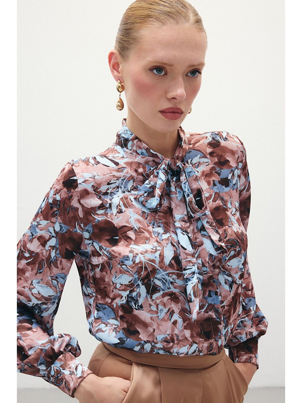 Kahverengi Desenli Fular Yaka Gömlek - Kahve-4