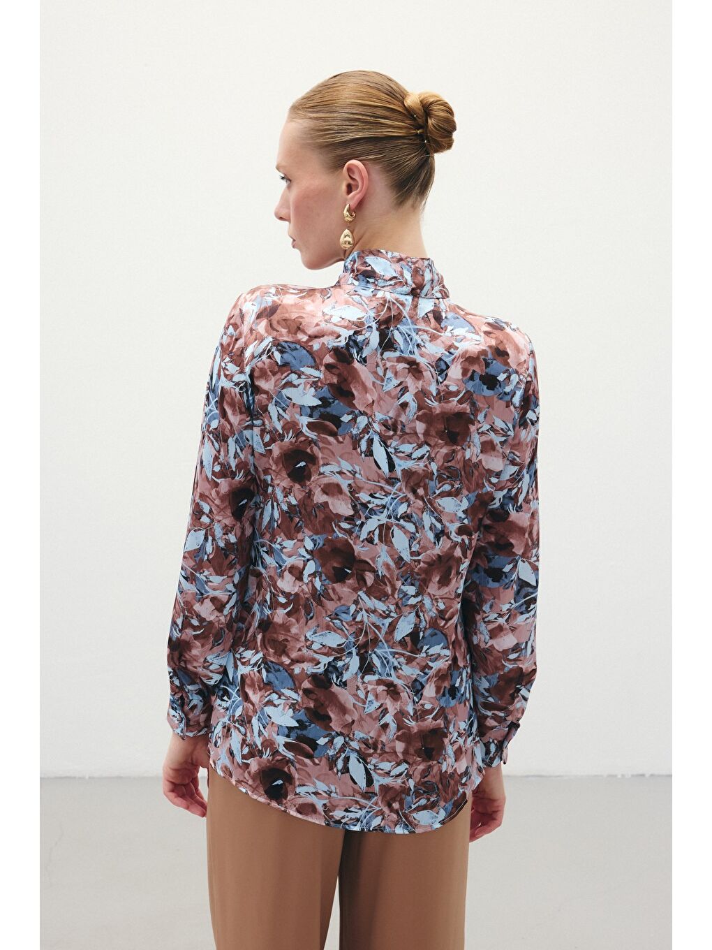 Kahverengi Desenli Fular Yaka Gömlek - Kahve-5