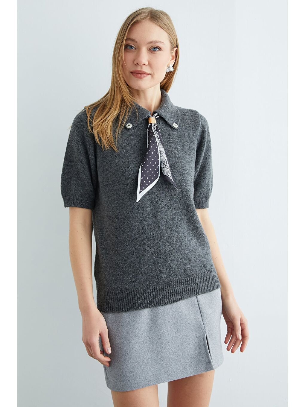 Antrasit Fular Detaylı Polo Yaka Kısa Kol Triko Kazak-4