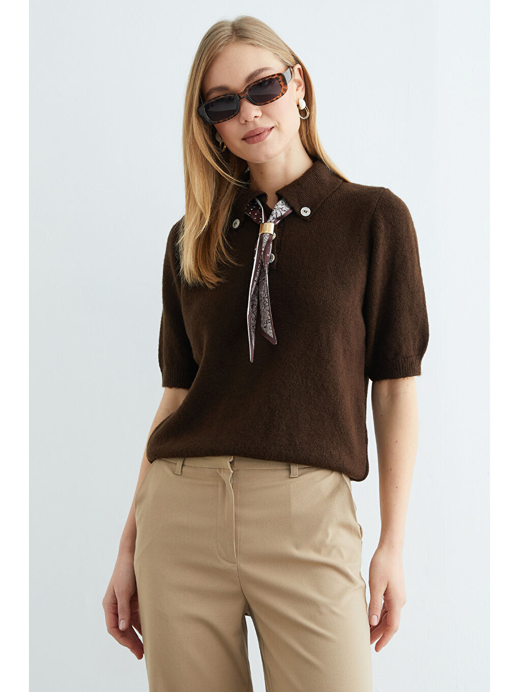 Kahverengi Fular Detaylı Polo Yaka Kısa Kol Triko Kazak-1