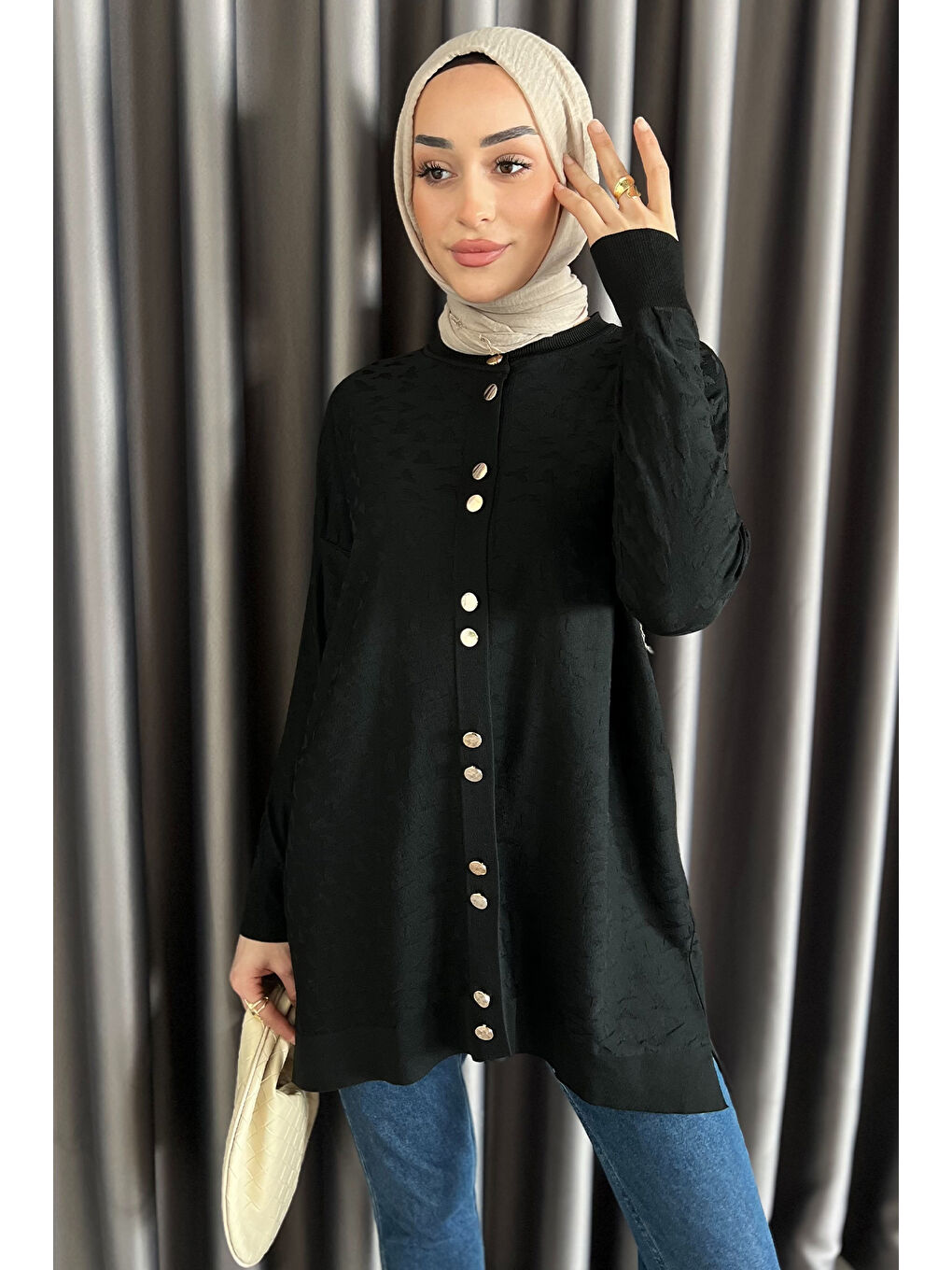 Siyah Düğme Detaylı Kendinden Desenli Tesettür Triko Hırka-1