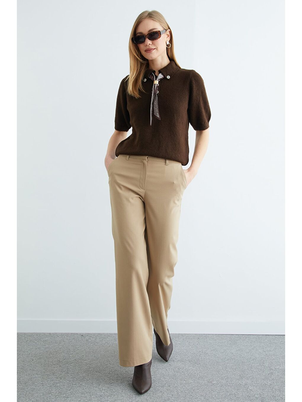 Kahverengi Fular Detaylı Polo Yaka Kısa Kol Triko Kazak-2