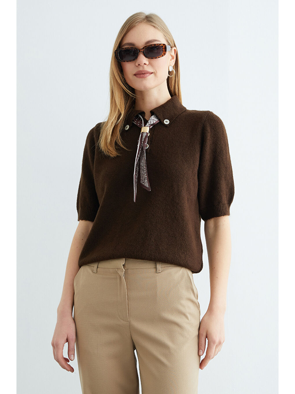 Kahverengi Fular Detaylı Polo Yaka Kısa Kol Triko Kazak-3