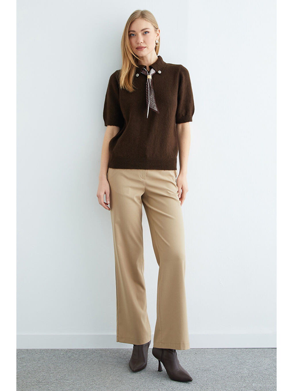 Kahverengi Fular Detaylı Polo Yaka Kısa Kol Triko Kazak-4