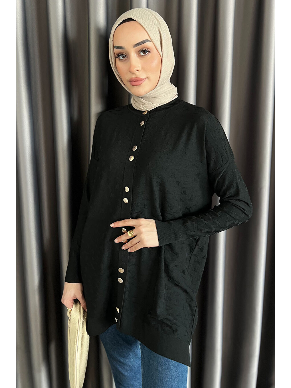Siyah Düğme Detaylı Kendinden Desenli Tesettür Triko Hırka-3