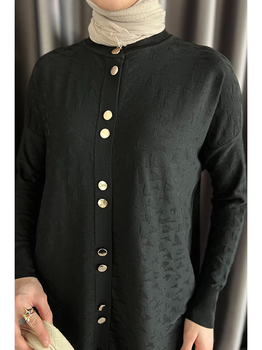 Siyah Düğme Detaylı Kendinden Desenli Tesettür Triko Hırka-4