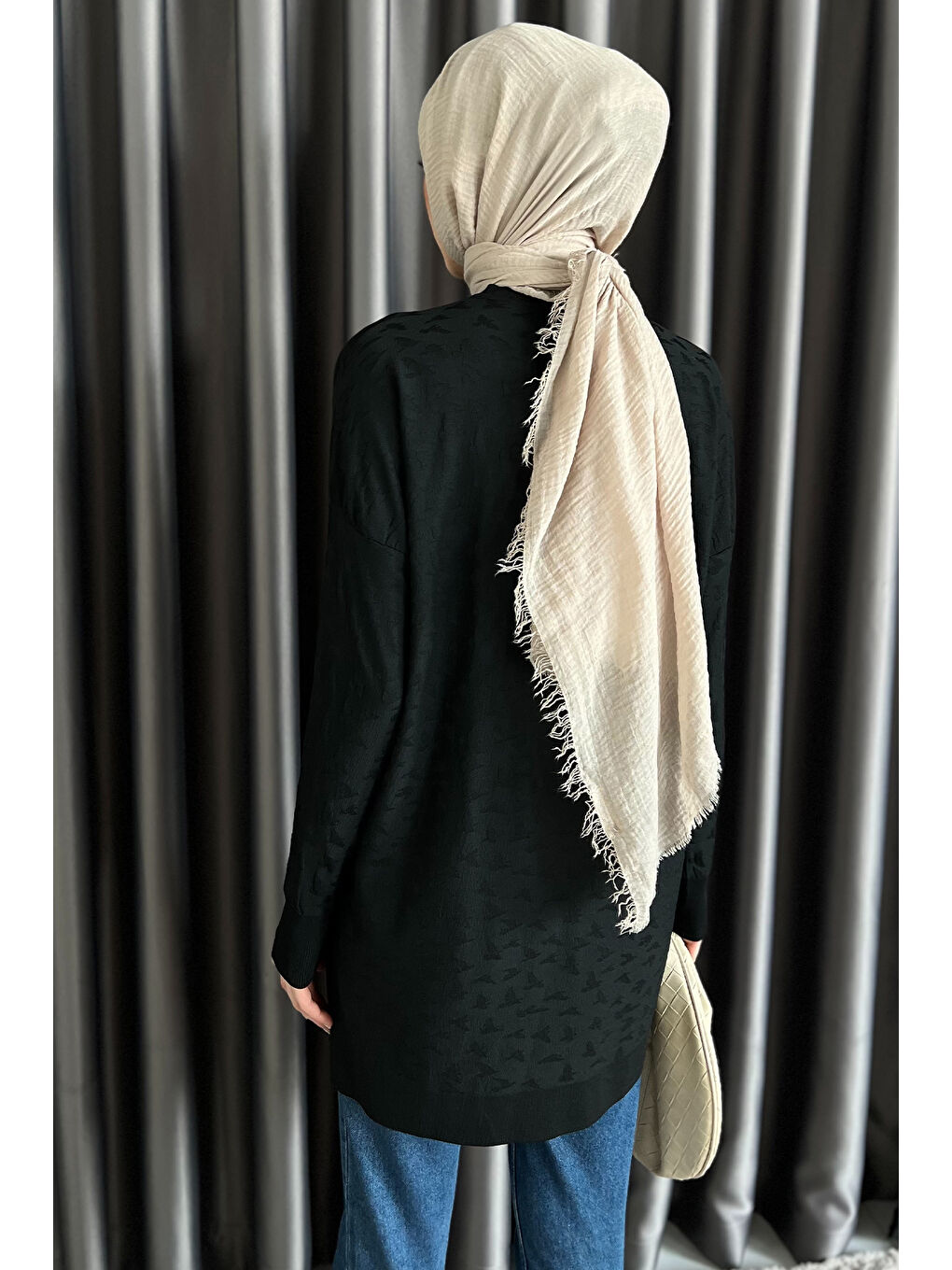 Siyah Düğme Detaylı Kendinden Desenli Tesettür Triko Hırka-6