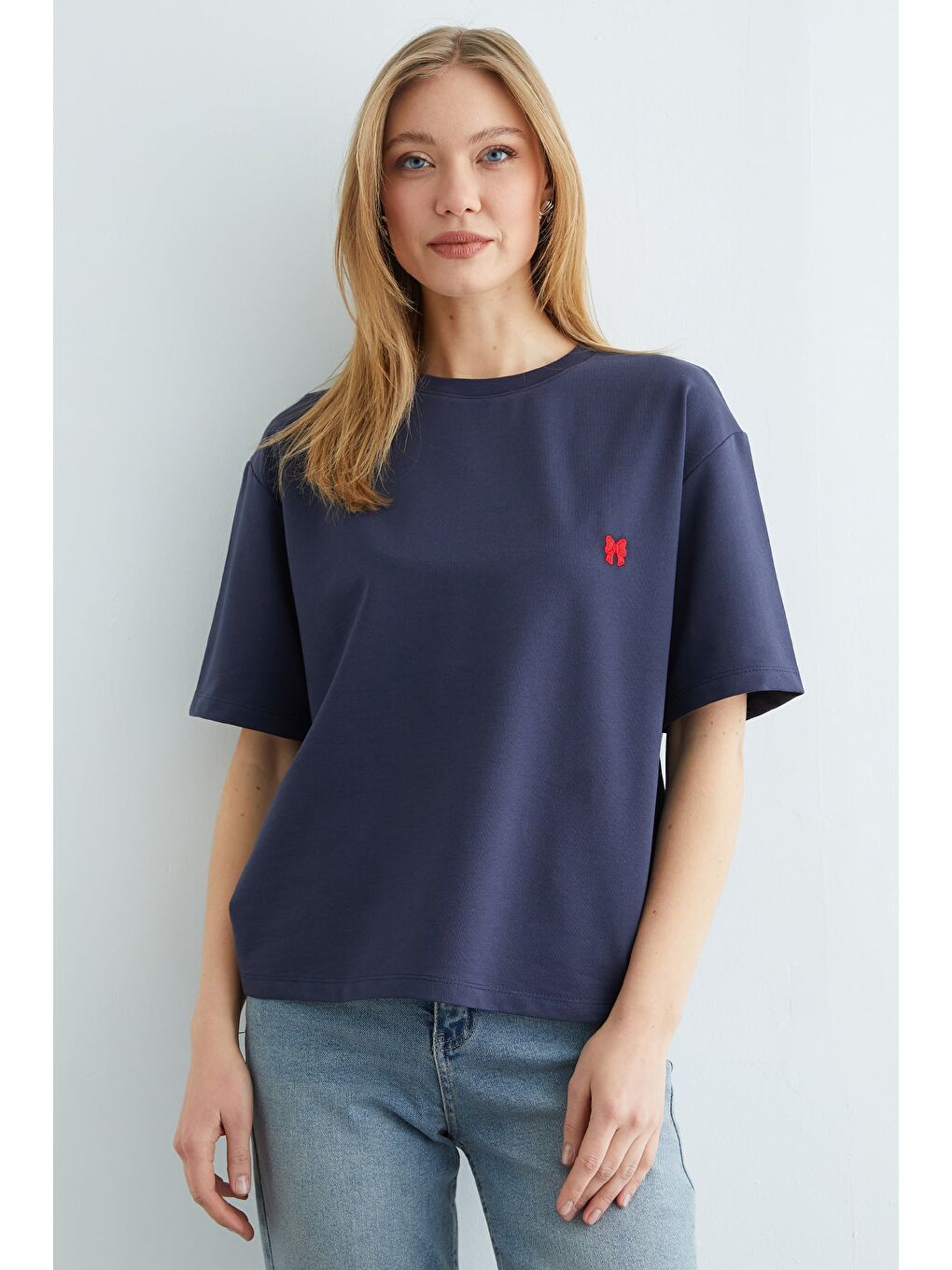 Lacivert Basic Fiyonk Nakışlı Bisiklet Yaka Tişört-4