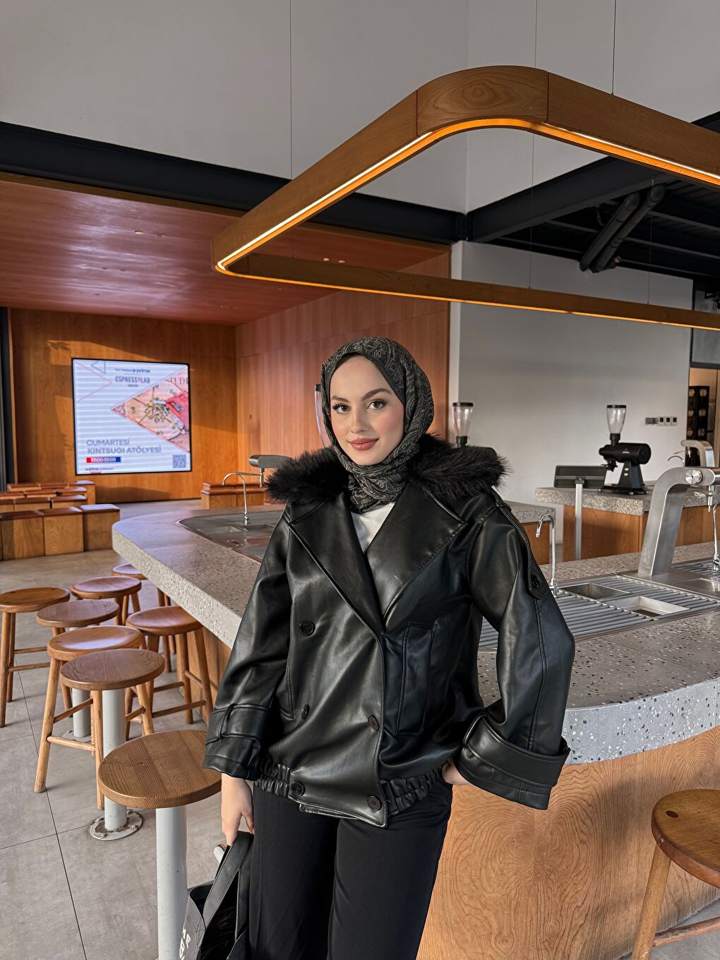 Kadın Yakası Kürk Detaylı Deri Ceket Siyah