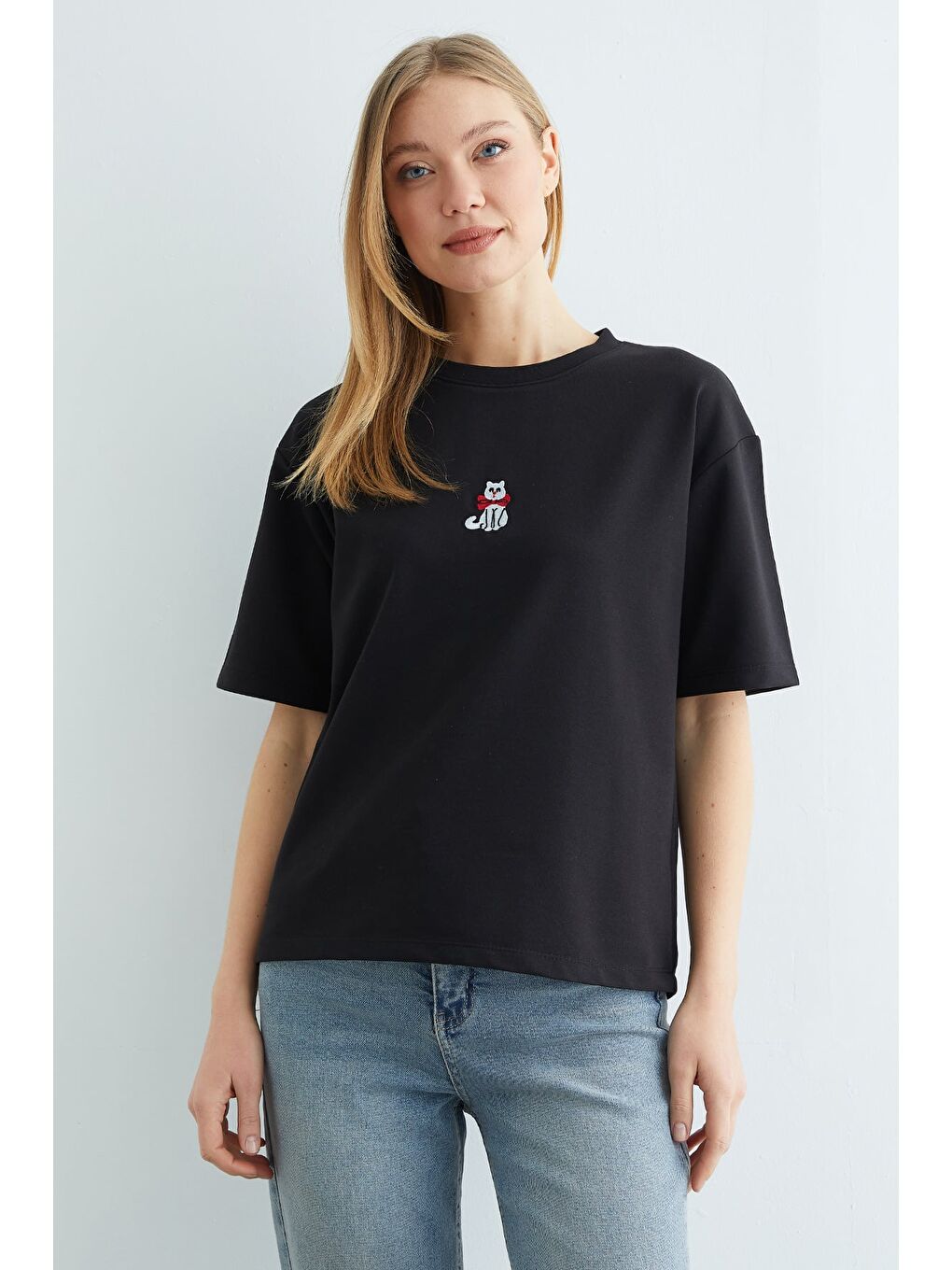 Siyah Kedi Nakışlı Bisiklet Yaka Salaş Tişört