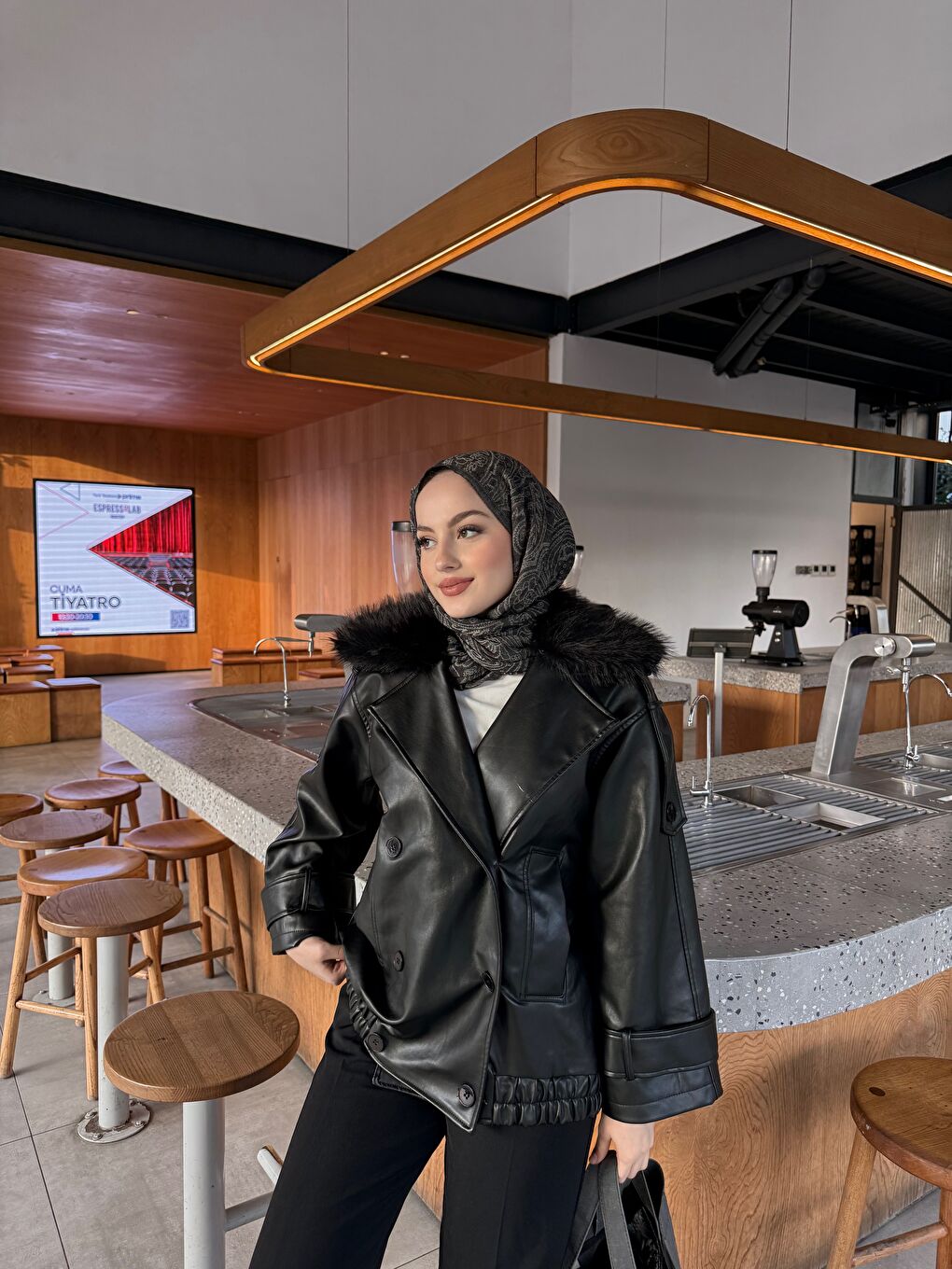 Kadın Yakası Kürk Detaylı Deri Ceket Siyah-1