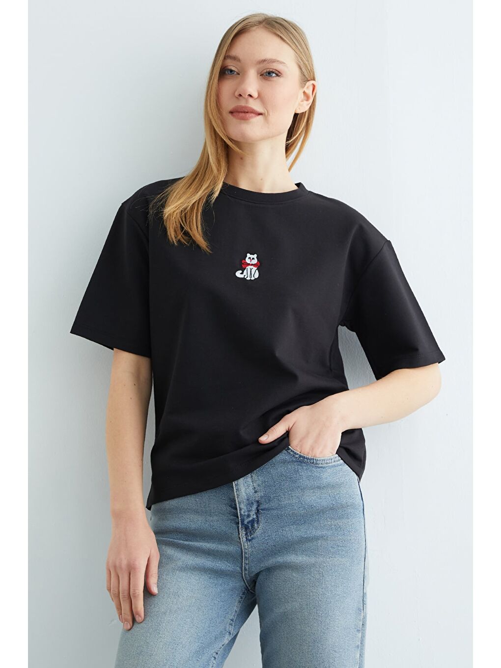 Siyah Kedi Nakışlı Bisiklet Yaka Salaş Tişört-2