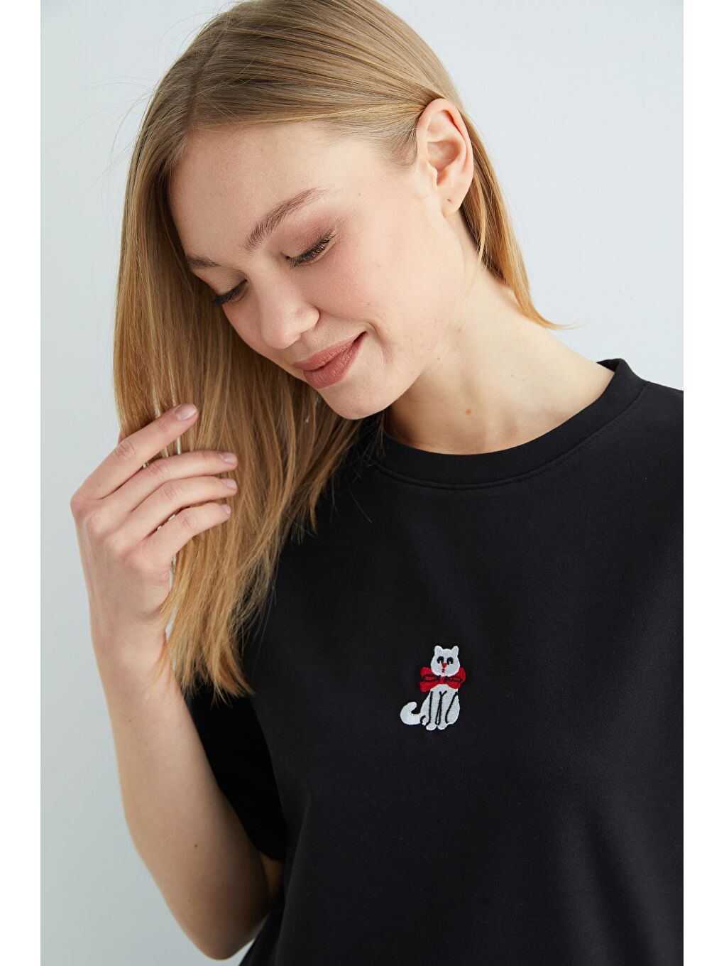 Siyah Kedi Nakışlı Bisiklet Yaka Salaş Tişört-4