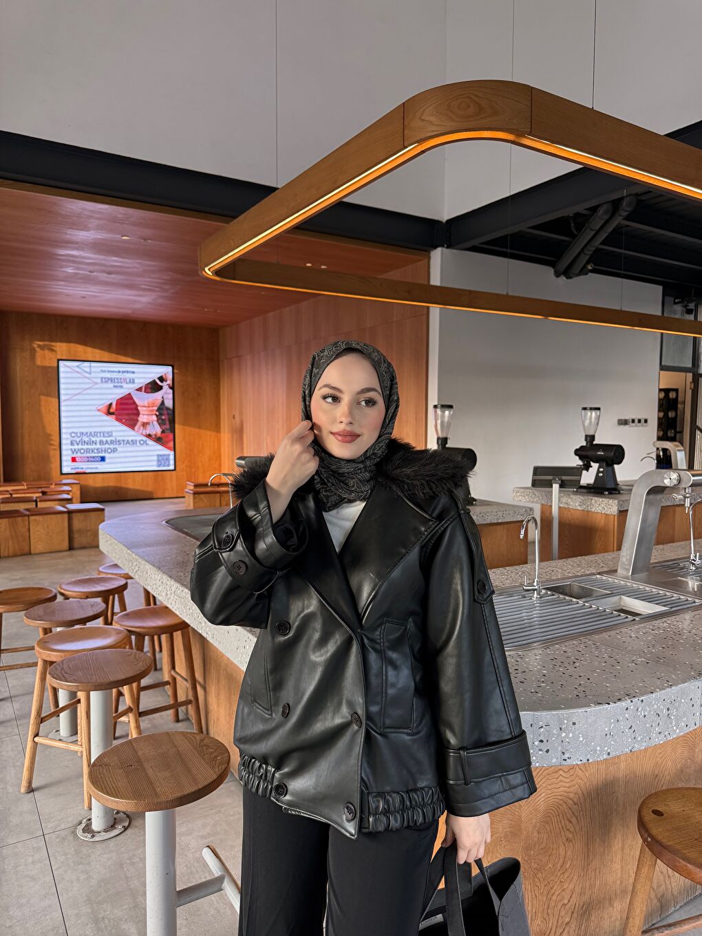 Kadın Yakası Kürk Detaylı Deri Ceket Siyah-2