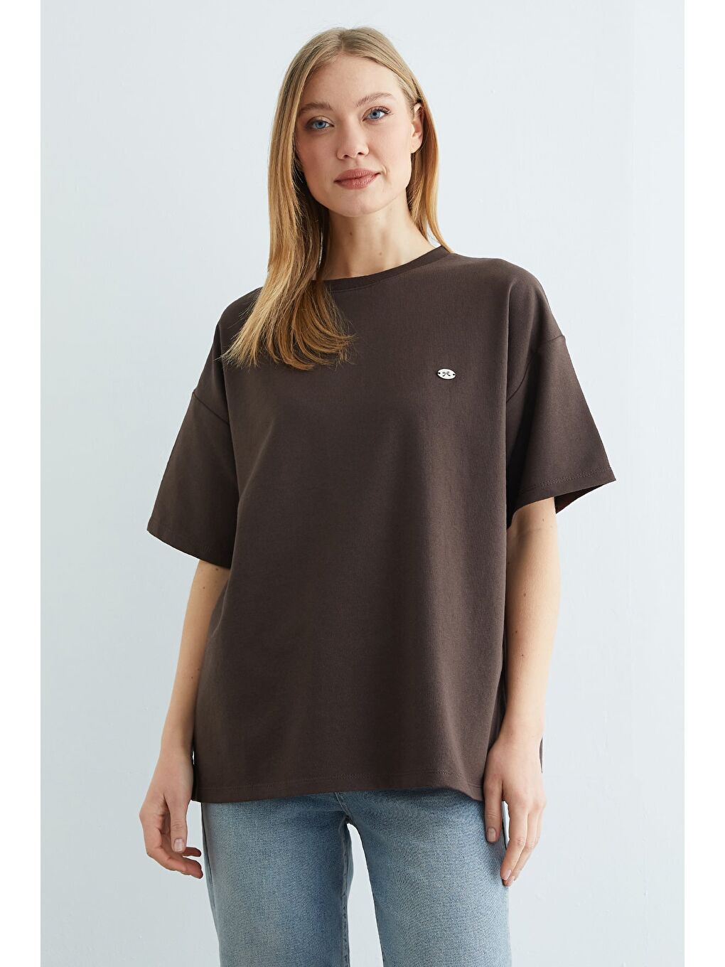 Kahverengi Fiyonk Aksesuarlı Bisiklet Yaka Oversize Tişört