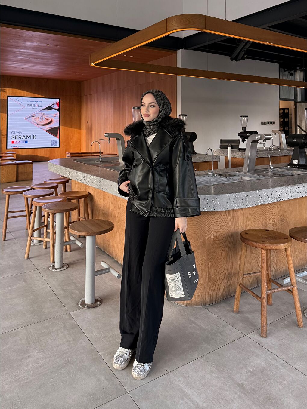 Kadın Yakası Kürk Detaylı Deri Ceket Siyah-3