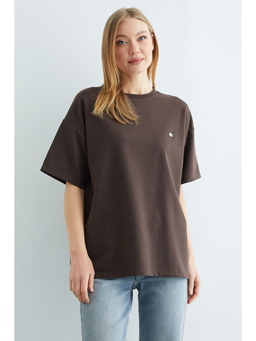 Kahverengi Fiyonk Aksesuarlı Bisiklet Yaka Oversize Tişört-1