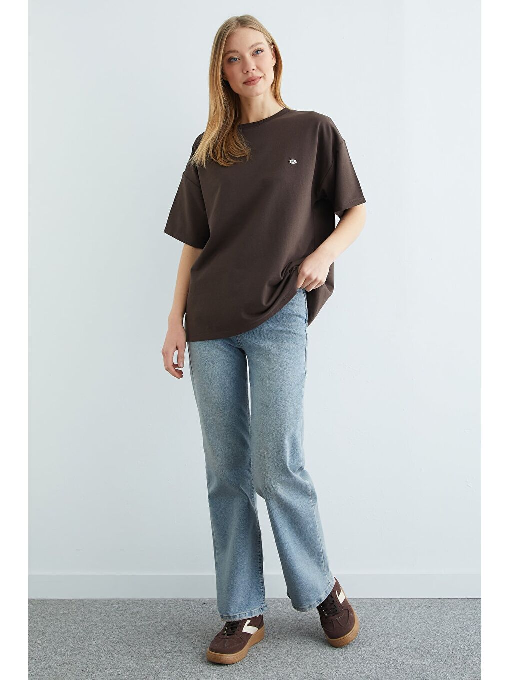 Kahverengi Fiyonk Aksesuarlı Bisiklet Yaka Oversize Tişört-2