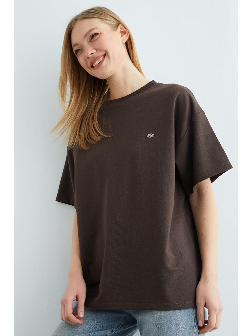 Kahverengi Fiyonk Aksesuarlı Bisiklet Yaka Oversize Tişört-3