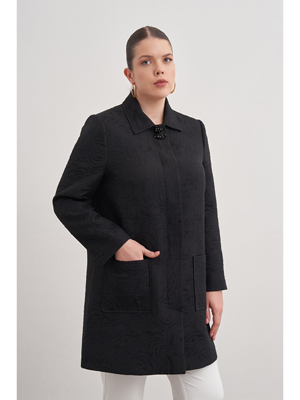 Siyah Patı İşleme Detaylı Cepli Kap