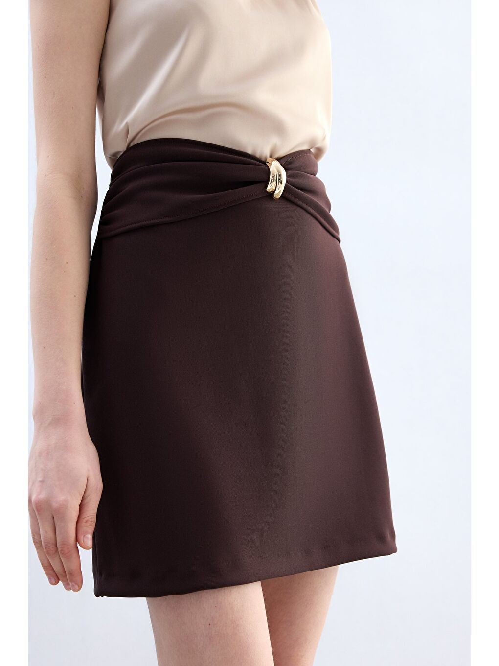 Kahverengi Bel Aksesuarlı Mini Etek - Kahve-5
