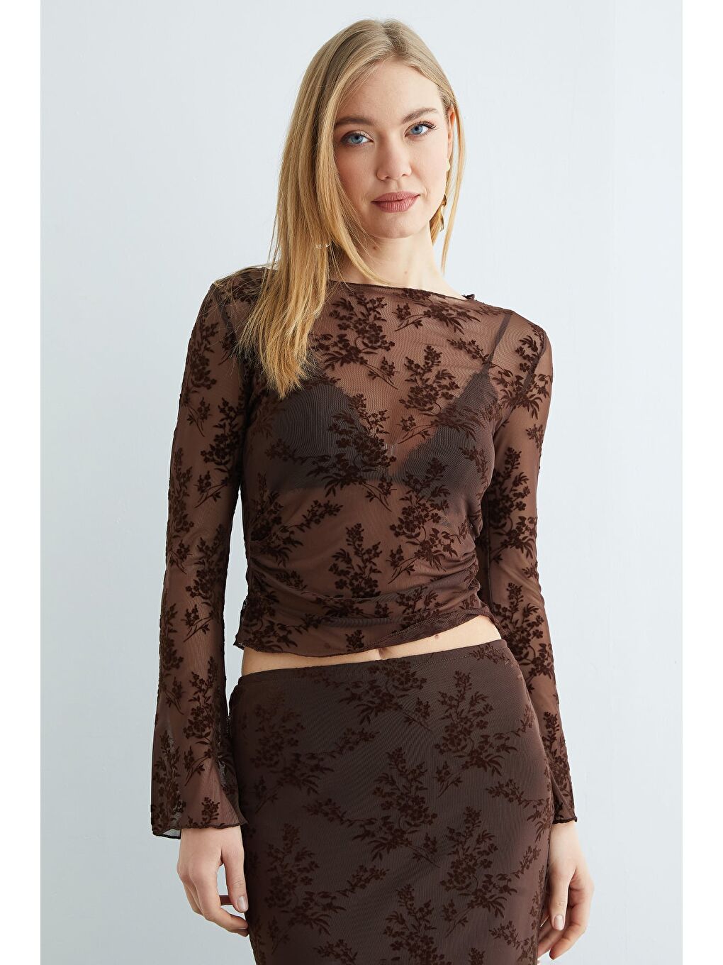 Kahverengi Beli Drapeli Çiçek Desenli Transparan Bluz-3