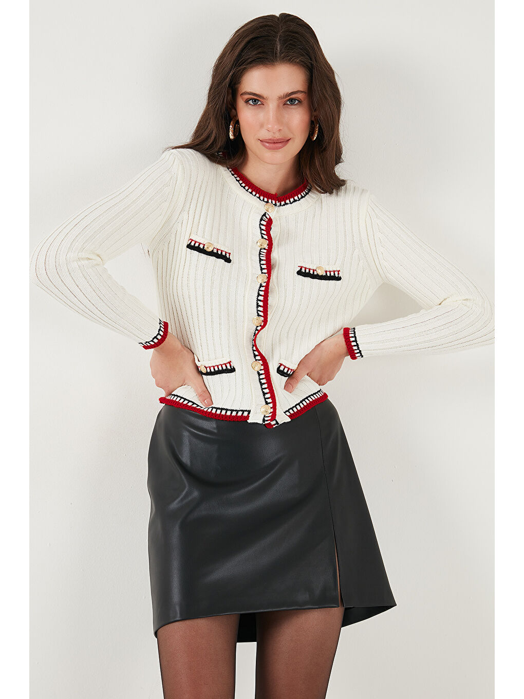 Ekru Premium Regular Fit Bisiklet Yaka Renk Bloklu Düğmeli Crop Hırka 680HI00550-5