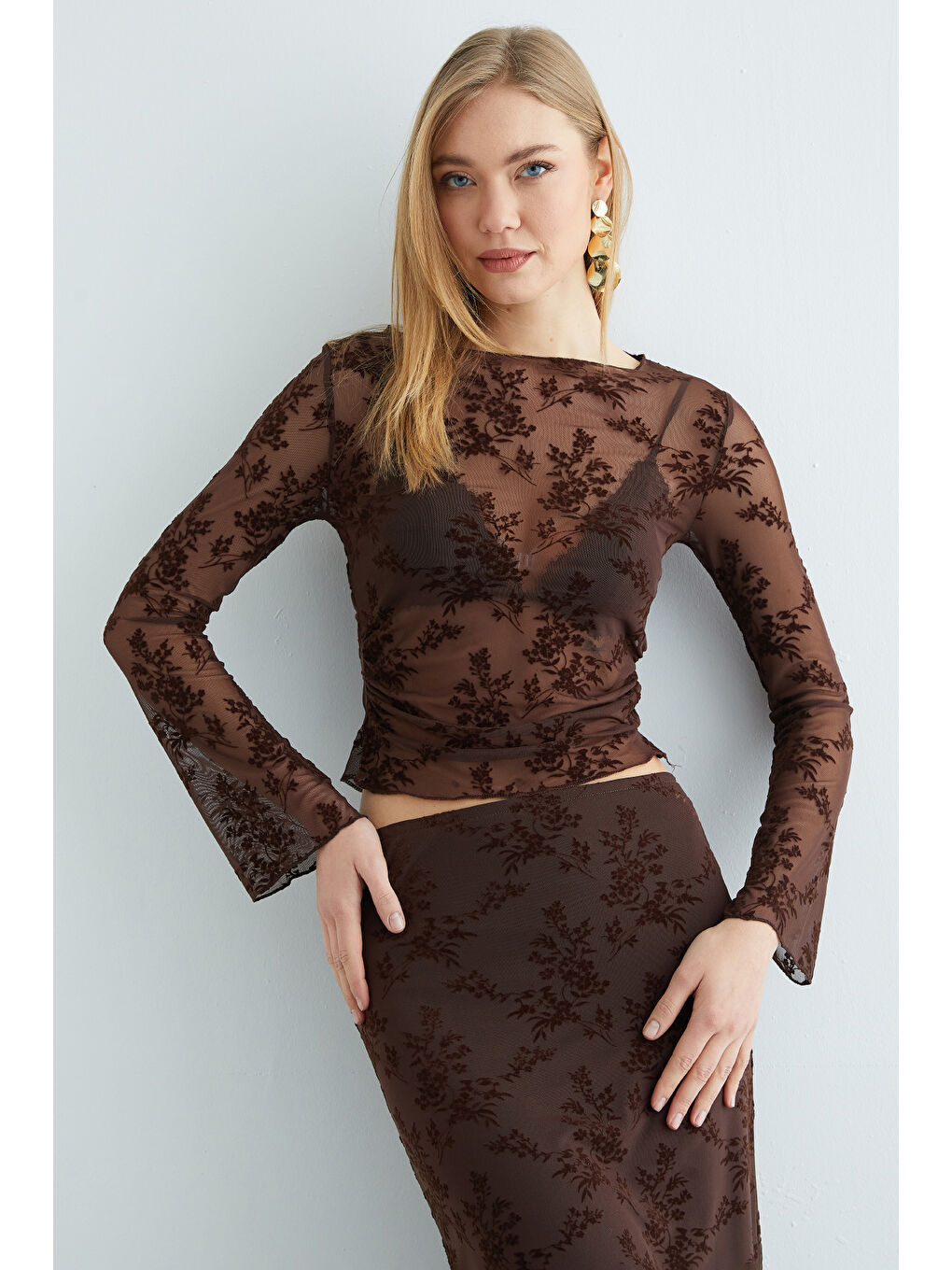 Kahverengi Beli Drapeli Çiçek Desenli Transparan Bluz-4