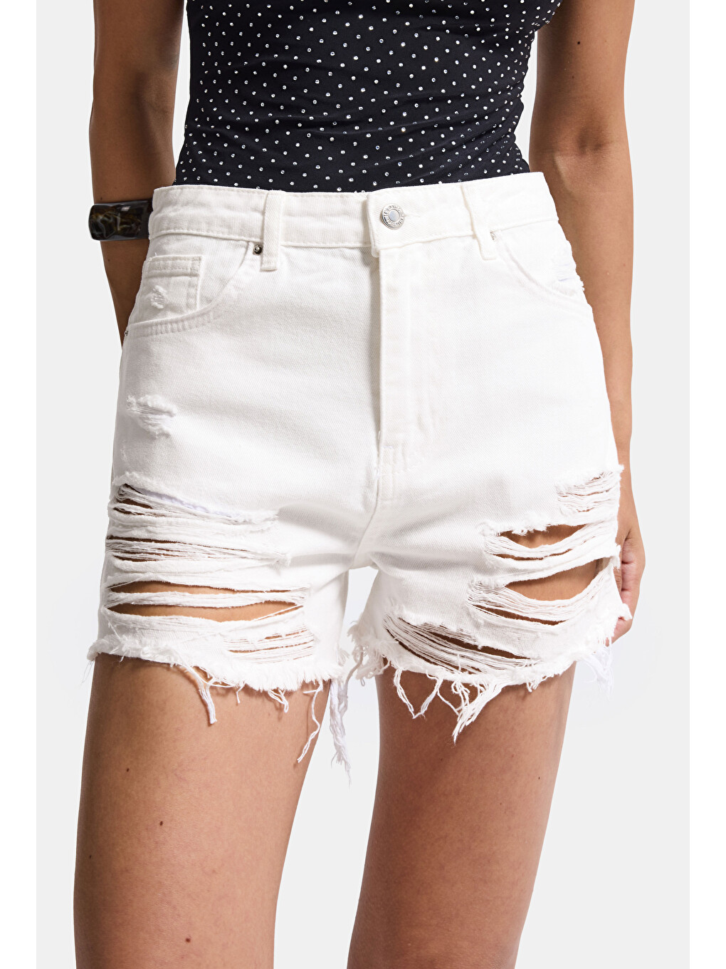 Kadın Kırık Beyaz 15s6-101 Mini Boy Yüksek Bel Yırtık Detaylı Püsküllü %100 Pamuk Denim Şort-1