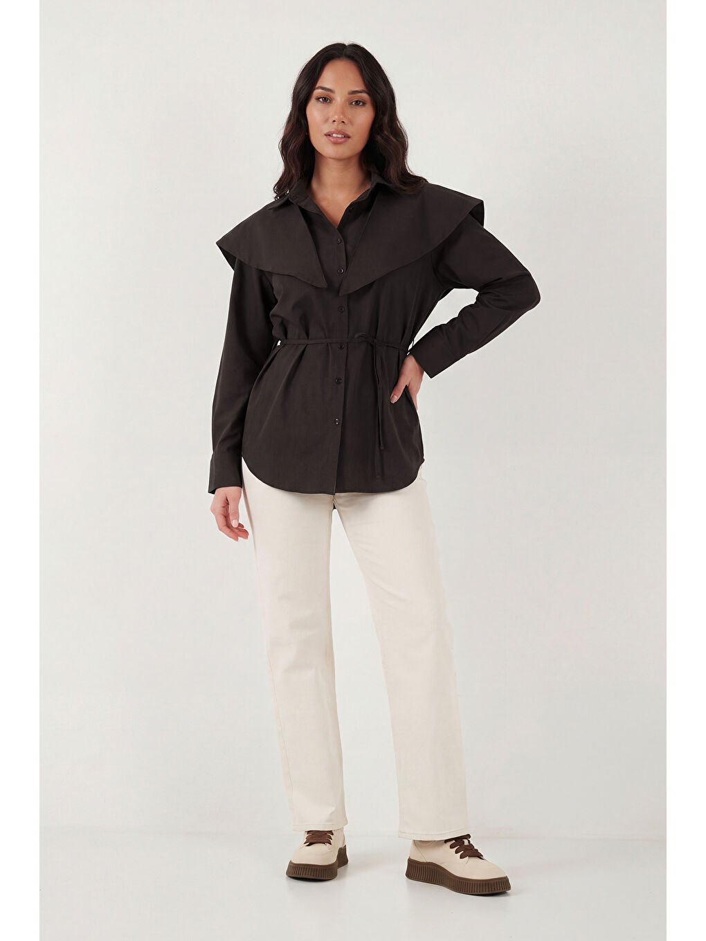 Kahverengi Pamuklu Pelerin Detaylı Regular Fit Uzun Kollu Gömlek 6774128-1