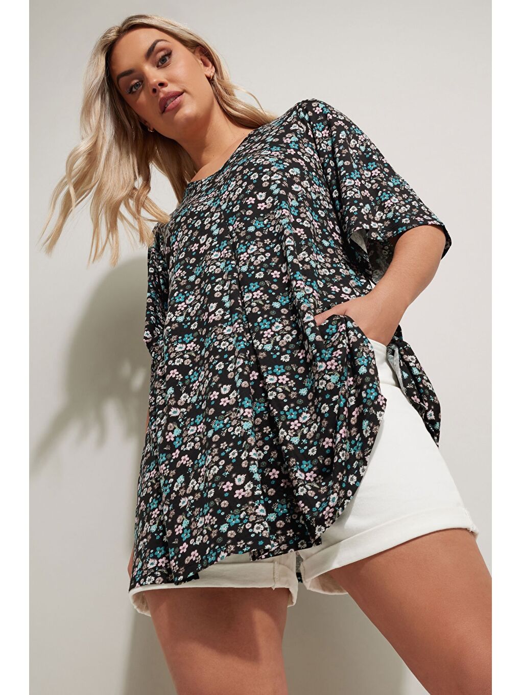 Siyah Büyük Beden V Yaka Sıfır Kol Çiçek Desenli Asimetrik Kesim T-shirt 304084-1