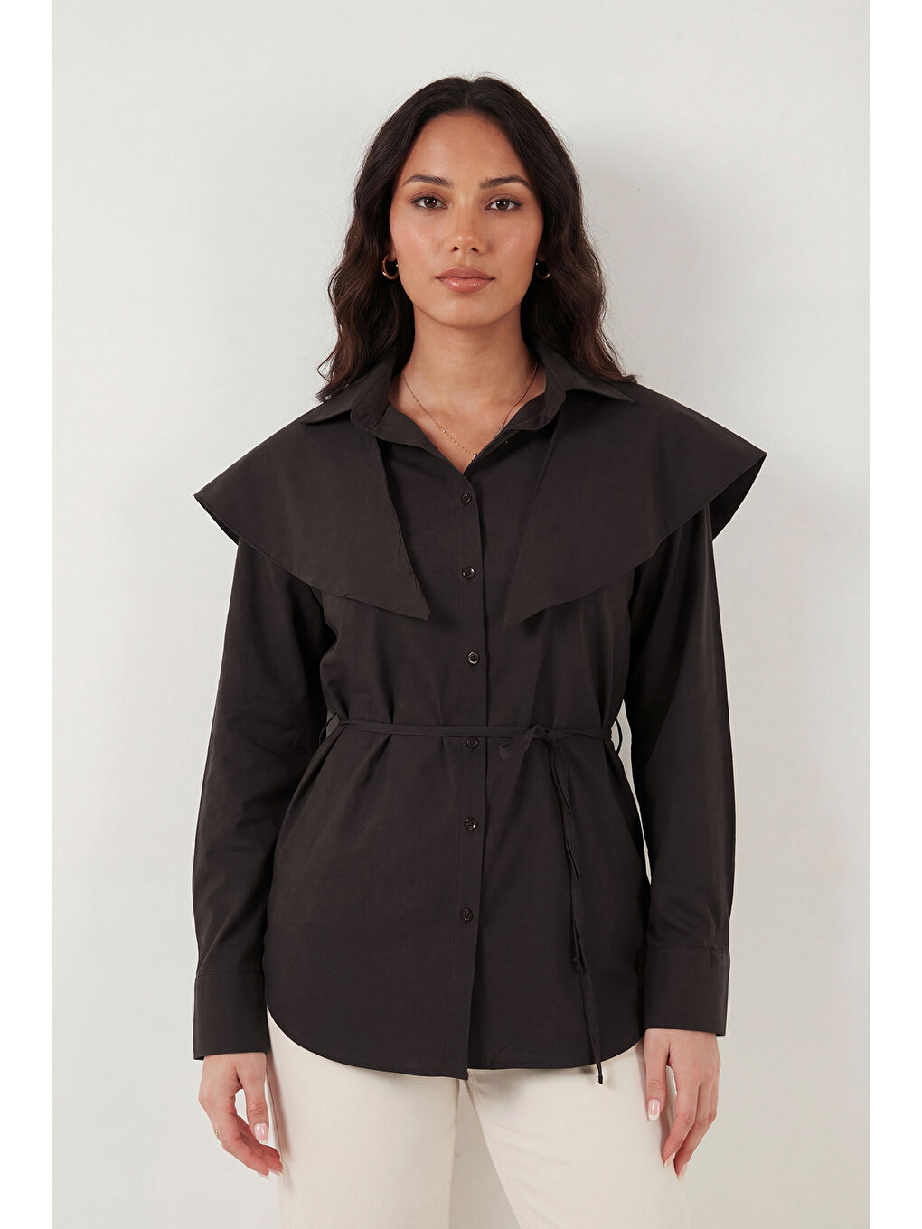 Kahverengi Pamuklu Pelerin Detaylı Regular Fit Uzun Kollu Gömlek 6774128-2