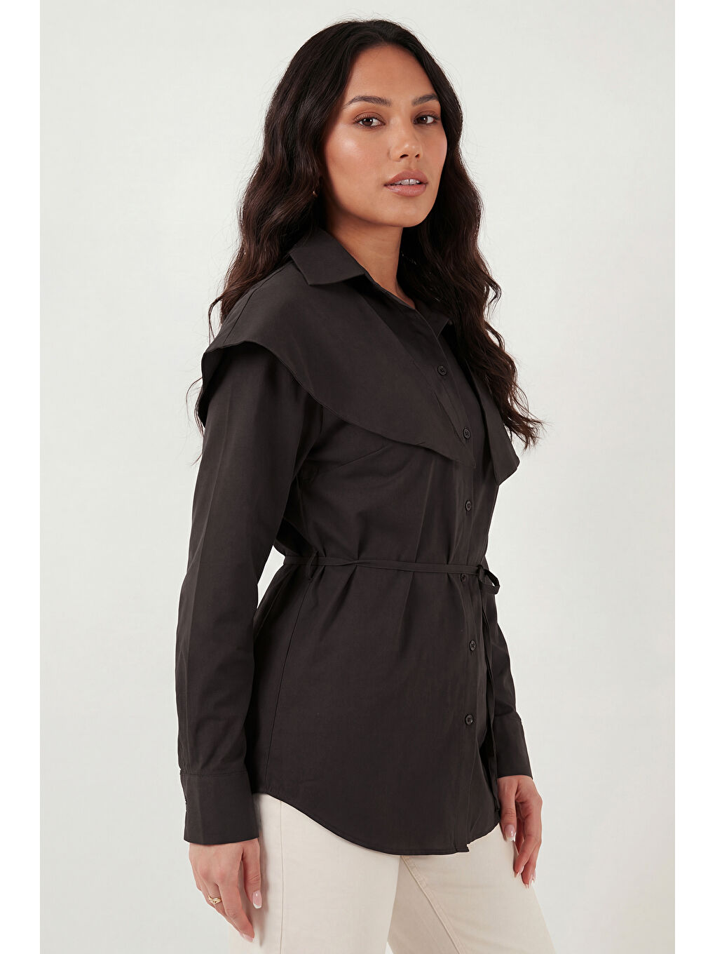 Kahverengi Pamuklu Pelerin Detaylı Regular Fit Uzun Kollu Gömlek 6774128-3