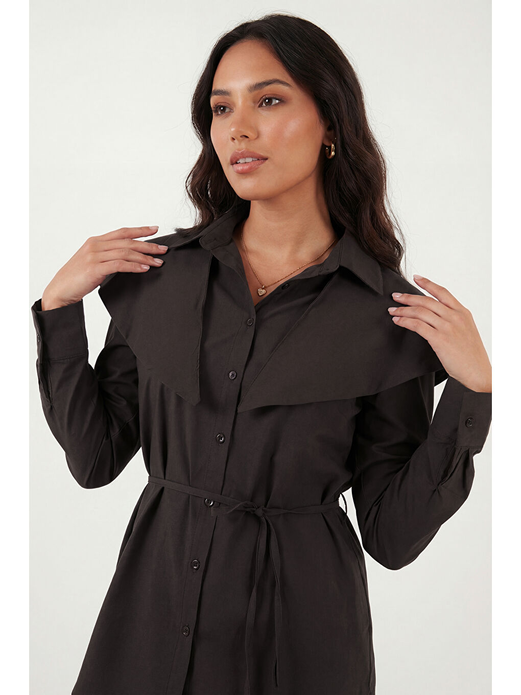 Kahverengi Pamuklu Pelerin Detaylı Regular Fit Uzun Kollu Gömlek 6774128-4