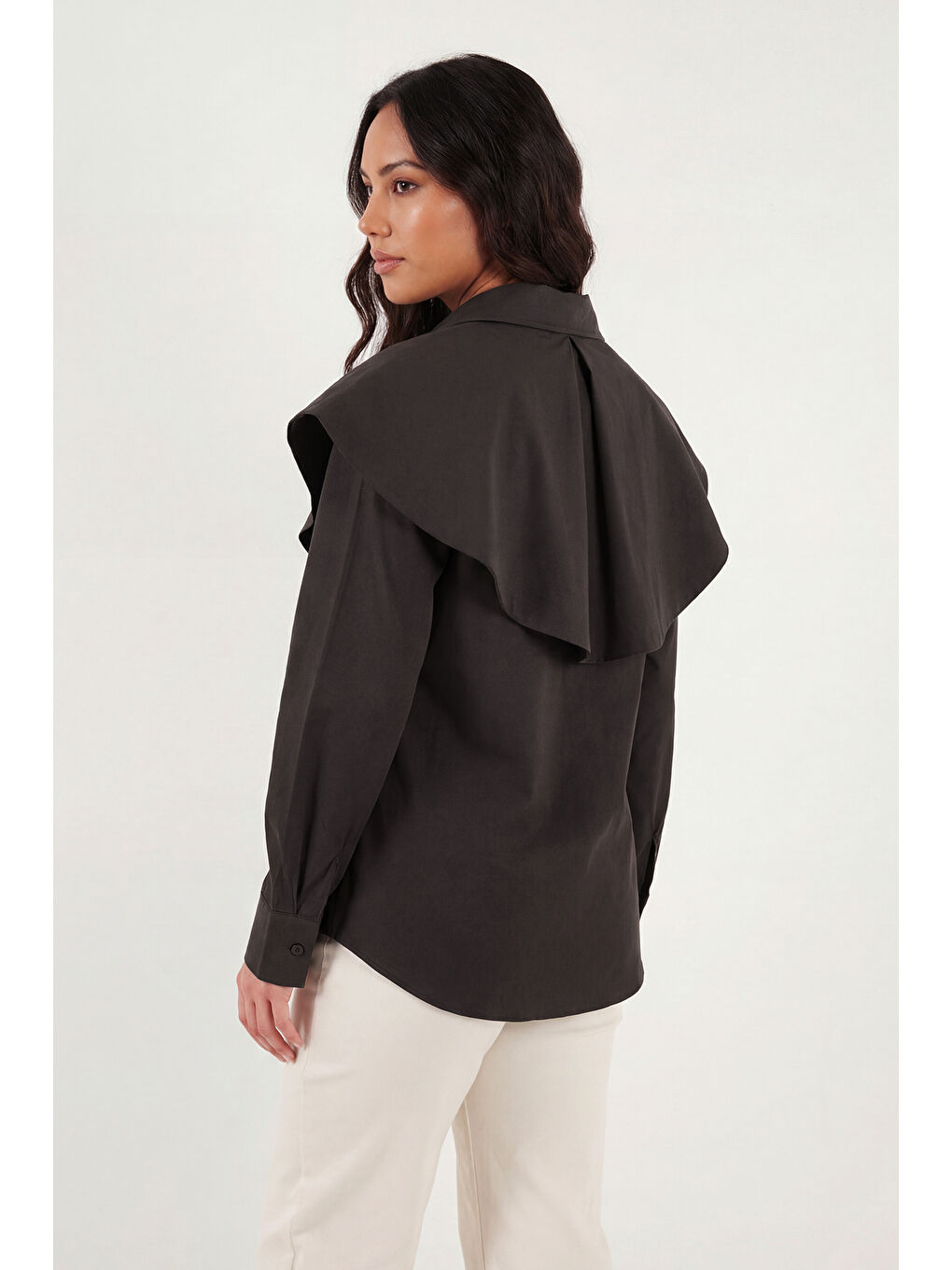 Kahverengi Pamuklu Pelerin Detaylı Regular Fit Uzun Kollu Gömlek 6774128-5